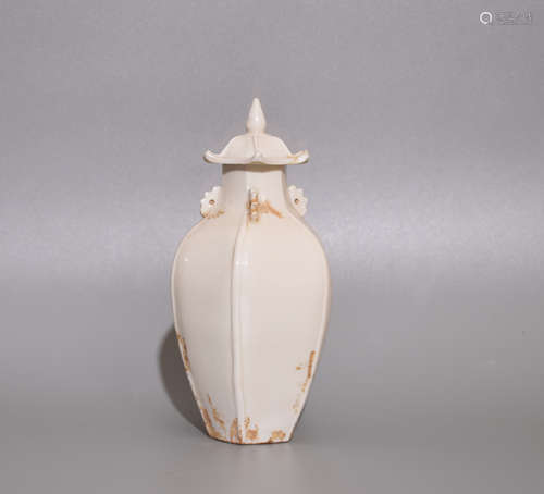 A DING KILN WHITE GLAZE BOTTLE