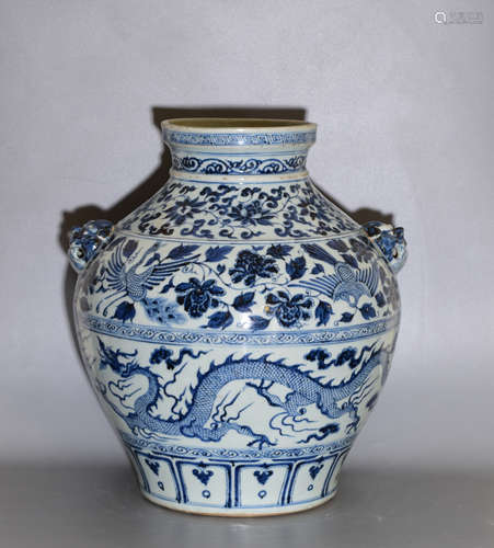 A BLUE AND WHITE POT WITH BEAST EARS AND DRAGON PATTERNS