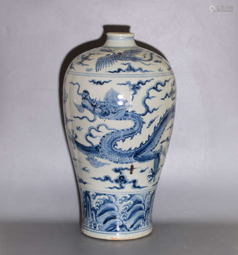 A BLUE AND WHITE PLUM VASE WITH DRAGON AND PHOENIX PATTERNS