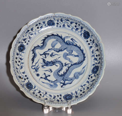 A BLUE AND WHITE PLATE WITH DRAGON PATTERNS