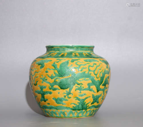 A YELLOW GLAZE POT WITH DRAGON PATTERNS