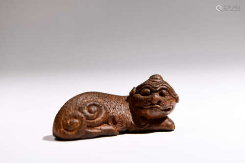 A CHINESE BAMBOO CAVERD BEAST ORNAMENT