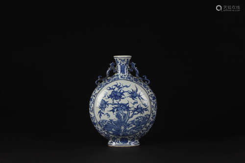 A CHINESE BLUE AND WHITE FLORAL PORCELAIN VASE