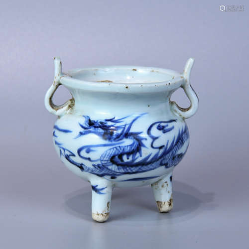 A BLUE AND WHITE FURNACE WITH DOUBLE EARS WITH DRAGON PATTERNS