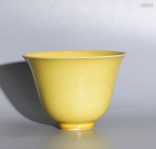 A YELLOW GLAZAE CUP