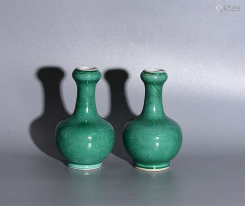 A PAIR OF GREEN GLAZE GARLIC-HEAD VASES