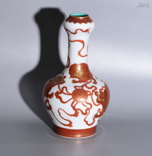 AN ALUM RED GARLIC-HEAD VASE PAINTED WITH LIONS