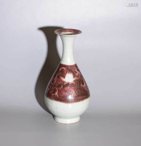 AN UNDERGLAZE RED BOTTLE