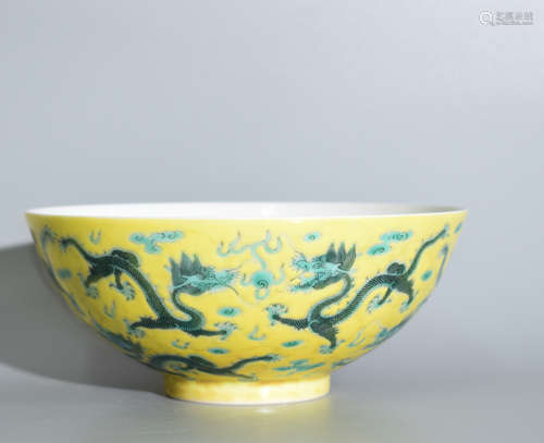 A YELLOW GLAZE BOWL WITH DRAGON PATTERNS