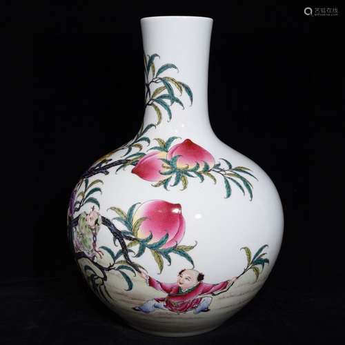 A CHINESE FAMILLE ROSE FLORAL PORCELAIN VASE