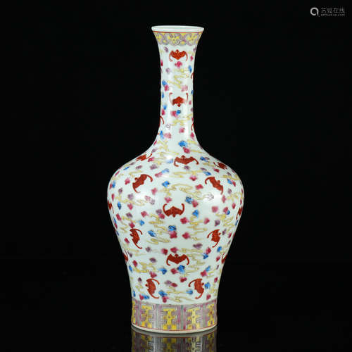 A CHINESE FAMILLE ROSE CLOUD BAT PATTERN PORCELAIN VASE