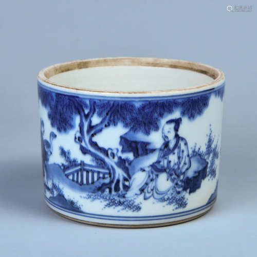 A BLUE AND WHITE PEN CONTAINER PAINTED WITH PICTURE OF PAST-MASTER