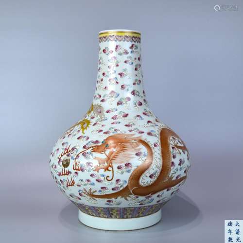 A POWDER ENAMEL WATER CHESTNUT SHAPED BOTTLE WITH DRAGON AND PHOENIX PATTERNS