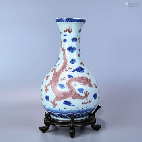 A BLUE-AND-WHITE UNDERGLAZE RED OKHO SPRING BOTTLE WITH DRAGON PATTERNS