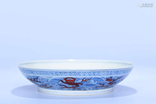 A CHINESE BLUE AND WHITE DRAGON PATTERN PORCELAIN PLATE