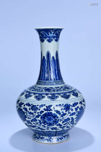 A CHINESE BLUE AND WHITE FLORAL TWINE PATTERN PORCELAIN VASE