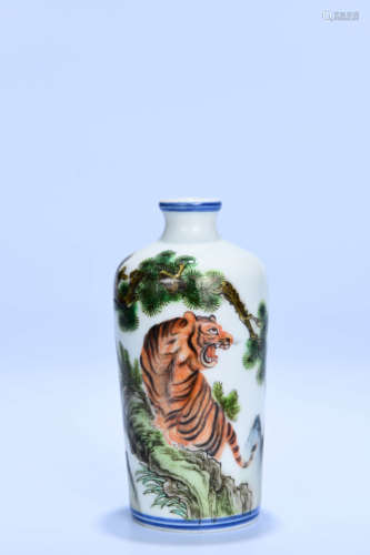 A CHINESE FAMILLE ROSE TIGER PATTERN PORCELAIN SNUFF BOTTLE