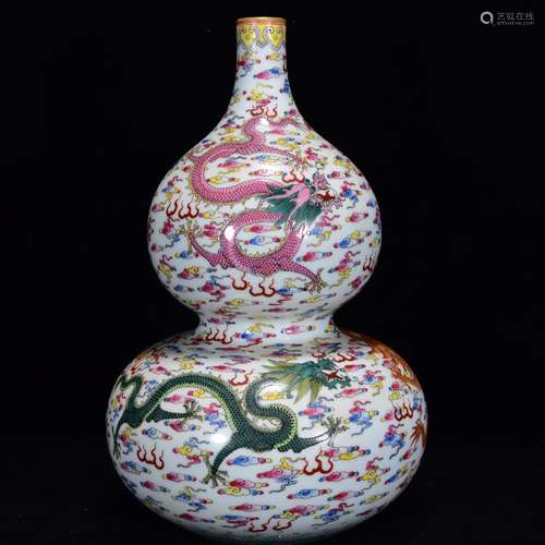 A CHINESE FAMILLE ROSE DRAGON PATTERN PORCELAIN GOURD-SHAPED VASE