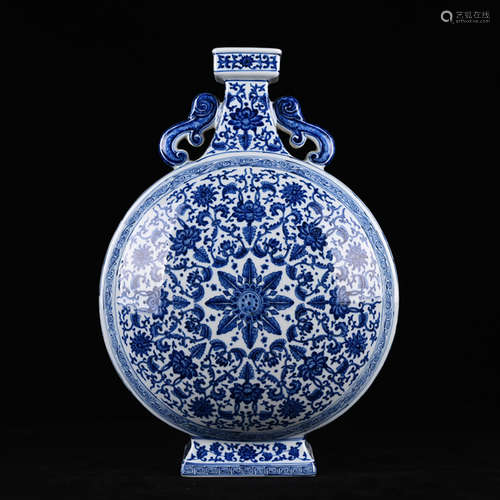 A CHINESE BLUE AND WHITE FLORAL PORCELAIN VASE