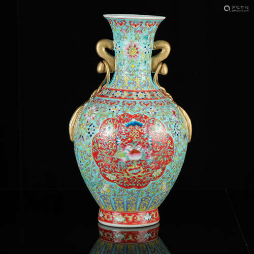 A CHINESE FAMILLE ROSE FLORAL PORCELAIN VASE