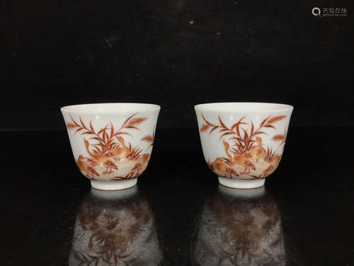  A PAIR OF CHINESE GILT-DECORATED COPPER-RED PORCELAIN CUP