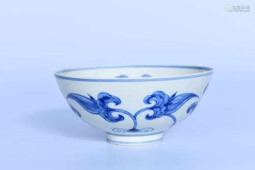 A CHINESE BLUE AND WHITE FLORAL PORCELAIN BOWL