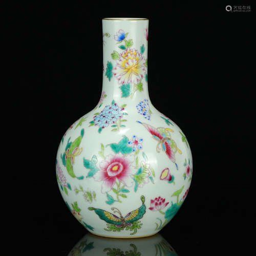 A CHINESE FAMILLE ROSE FLOWER&BUTTERFLY PORCELAIN VASE