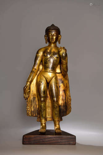 A CHINESE FIGURE STATUE OF SAKYAMUNI