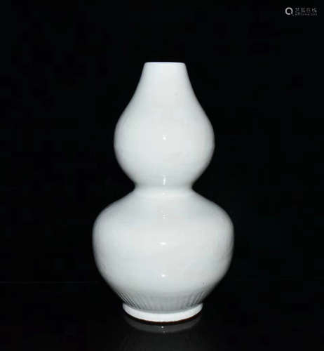 A CHINESE WHITE-GLAZED PORCELAIN GOURD-SHAPED VASE