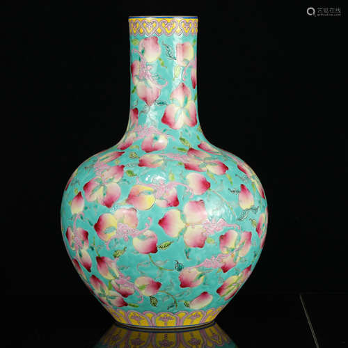 A CHINESE VIRIDIS PEACH PATTERN PORCELAIN VASE