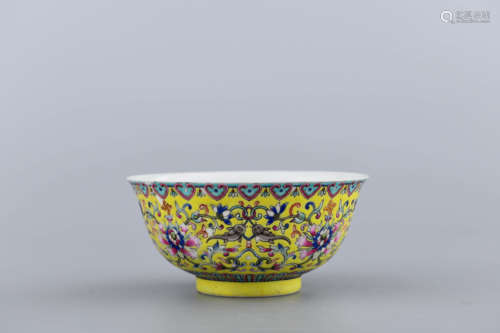 A CHINESE YELLOW-GROUND FAMILLE ROSE FLORAL PORCELAIN BOWL