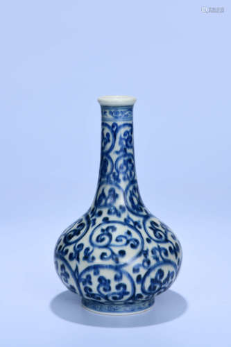 A CHINESE BLUE AND WHITE FLORAL PORCELAIN FLASK