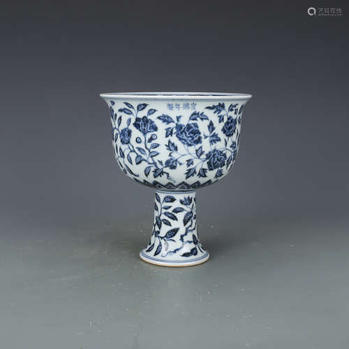 A CHINESE PEONY PAINTED PORCELAIN STANDING BOWL