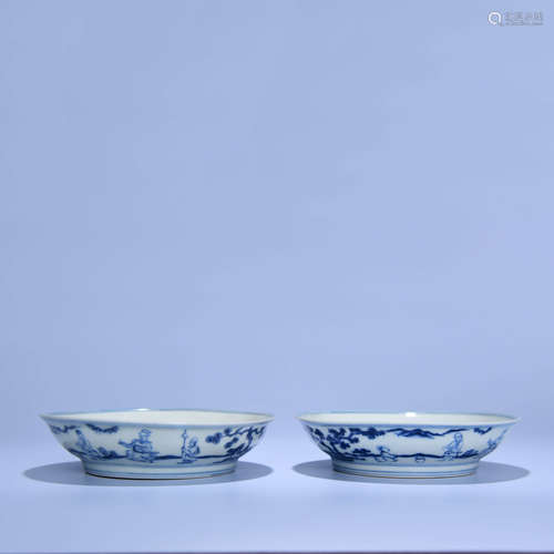 A PAIR OF CHINESE BLUE AND WHITE FLORAL PORCELAIN PLATE