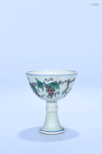 A CHINESE DOUCAI GRAPE PATTERN PORCELAIN STANDING CUP