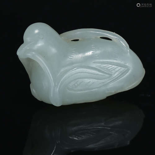 A CHINESE JADE MANDARIN DUCK ORNAMENT