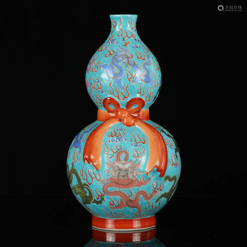 A CHINESE FAMILLE ROSE DRAGON PATTERN PORCELAIN GOURD-SHAPED VASE