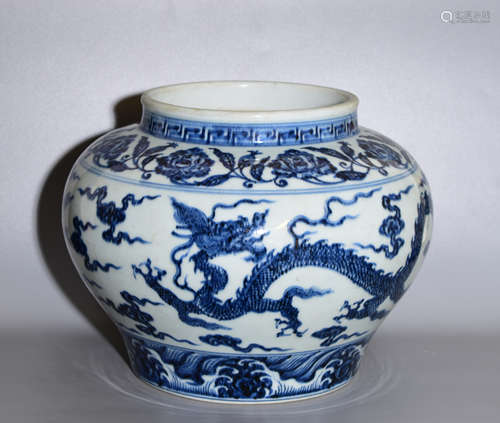 A BLUE AND WHITE JAR WITH DRAGON PATTERNS