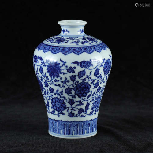 A CHINESE BLUE AND WHITE FLORAL PORCELAIN VASE