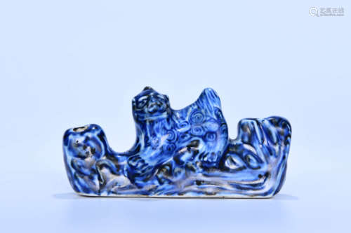 A CHINESE BLUE AND WHITE PORCELAIN LION SHAPED BRUSH RACK