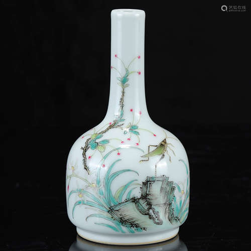 A CHINESE FAMILLE ROSE FLOWER& BIRD PATTERN PORCELAIN FLASK