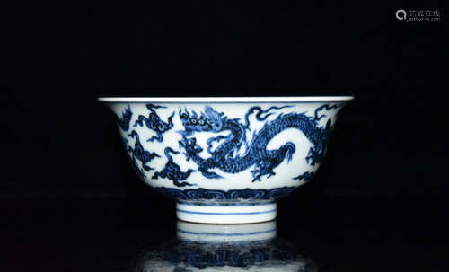 A CHINESE BLUE AND WHITE DRAGON PATTERN PORCELAIN BOWL