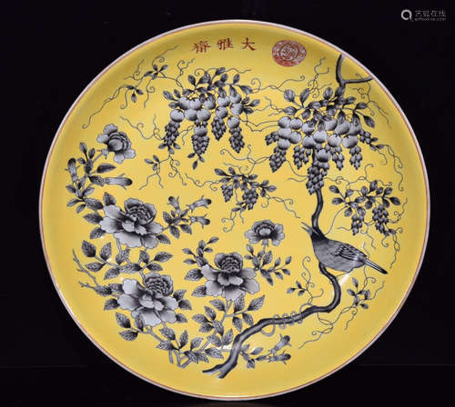 A CHINESE YELLOW INK COLORED FLOWER&BIRD PATTERN PORCELAIN PLATE