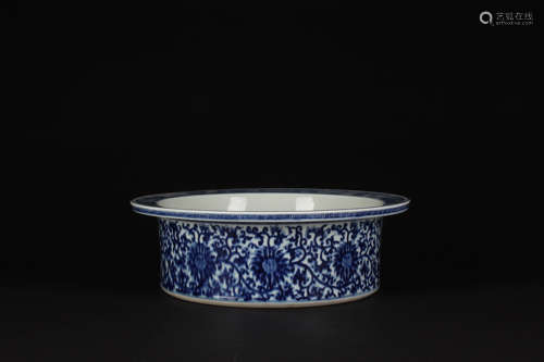 A CHINESE BLUE AND WHITE FLORAL PORCELAIN BRUSH WASHER