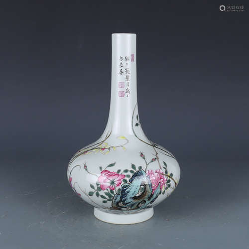 A CHINESE FAMILLE ROSE FLOWER PAINTED PORCELAIN VASE