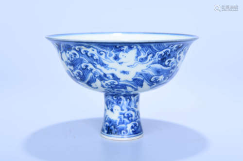 A CHINESE BLUE AND WHITE PAINTED PORCELAIN STANDING BOWL