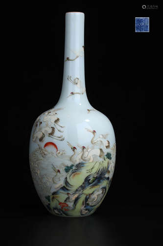 A CHINESE FAMILLE ROSE PORCELAIN VASE WITH CRANE PATTERN