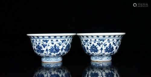 A PAIR OF CHINESE BLUE AND WHITE FLORAL PORCELAIN CUP