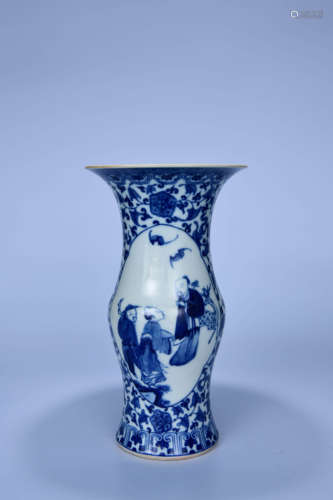 A CHINESE BLUE AND WHITE FIGURES PAINTED PORCELAIN FLOWER VASE