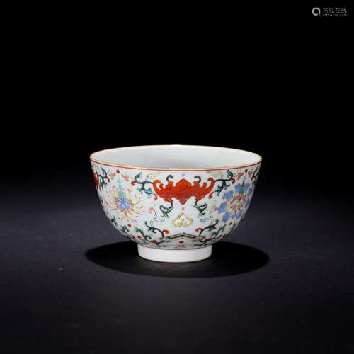 A CHINESE FAMILLE ROSE FLORAL PORCELAIN BOWL